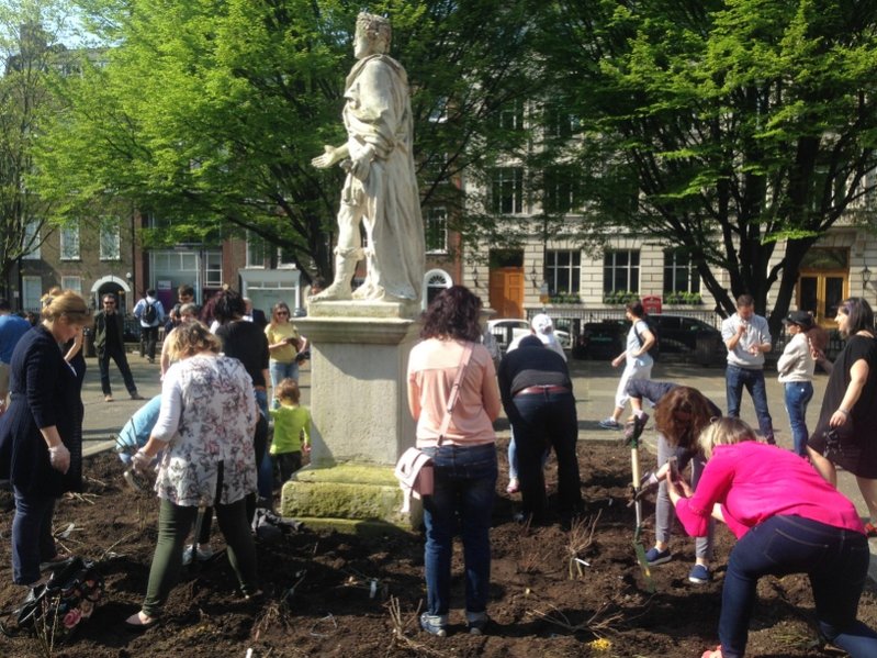 Bulgarians planting roses
